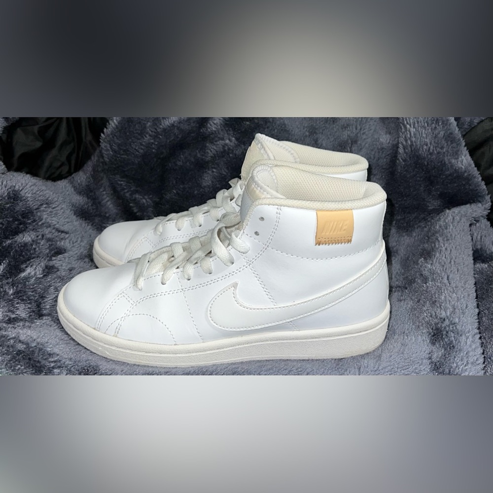 WOMEN'S NIKE COURT ROYALE 2 MID SNEAKERS